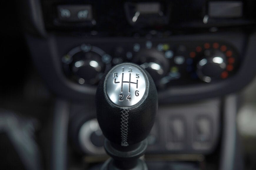 Cum schimbăm vitezele pe o mașină cu cutie manuală?