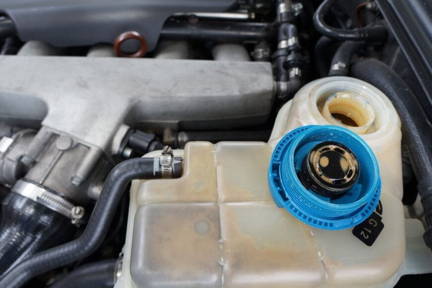 Ulei în vasul de expansiune: Semne, cauze și soluții
