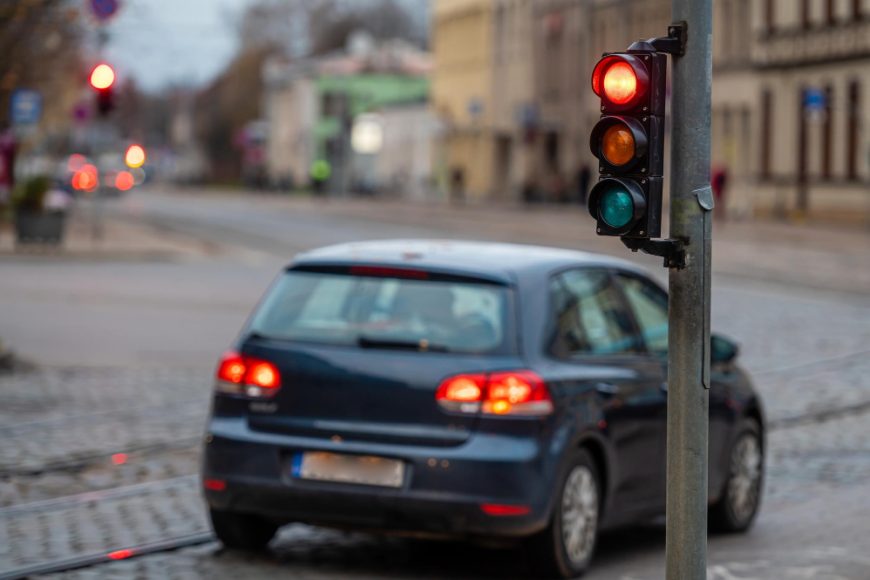 Ce amendă și puncte de penalizare primești în 2025 pentru trecerea pe roșu?